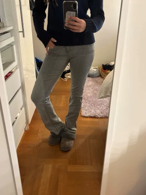 Ljusgrå bootcut jeans - Säljer ett par ljusgrå bootcut jeans med klassisk femficksmodell. Jeansen är i storlek 164 men passar mig som är 167 och vanligtvis bär S💕