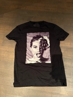 Svart t-shirt från Limitato - Svart Limitato t-shirt | storlek: 16y | hör av er vid frågor |