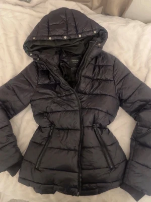 Svart pufferjacka från Zalando - Jacka från Zalando i storlek S, priset går diskuteras!!😊