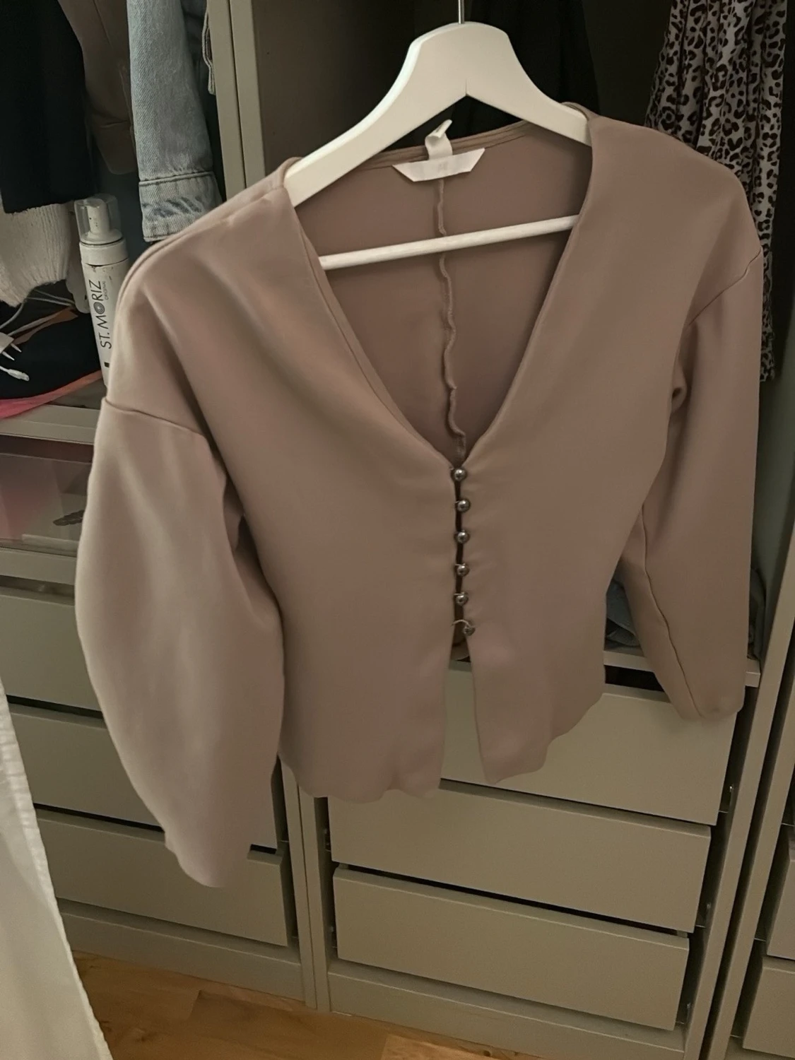 Beige blus med v-ringning och knappar - 3