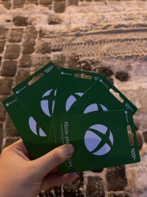 Xbox-presentkort 100kr Microsoft "OANVÄNDA" - Fem stycken gröna Xbox-presentkort från Microsoft, värde 100kr per kort. Perfekt för att köpa spel, tillbehör eller tjänster på Xbox-plattformen. Kortens design är grön med vit Xbox-logga och text. Smidigt format i plast.
