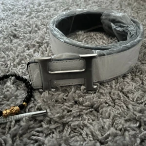Vitt H bälte - Säljer mitt herrmes bälte 115cm helt nytt. Armband ingår. Hör av er vid frågor och funderingar 