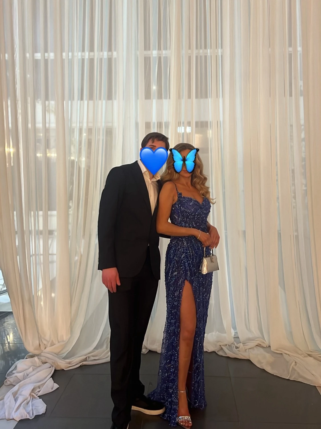 Blå glittrig långklänning med slits - 1