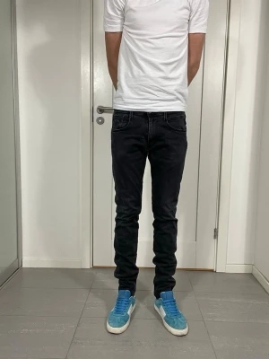 Replay Anbass Jeans  - Säljer nu dessa Replay Anbass jeans, W32, skriv för fler bilder/frågor🙌🏼