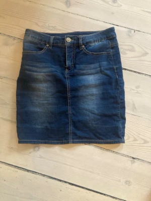 Mörkblå jeanskjol med fickor - Kjolen har en rak passform, är stretchig! Går att ha både längre och kortare. 