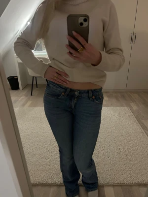 Blå bootcut jeans med låg midja - Säljer ett par klassiska blå bootcut jeans med låg midja Perfekta till vardagsstilen och lätta att matcha med olika toppar. Storlek xxs men passar xs/s som mig❤️