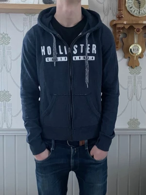 Hollister ziphoodie - Bra skick M, liten i storlek. Jag på bild är 180cm Endast 499kr för följare Fler snygga hollister plagg i min profil!