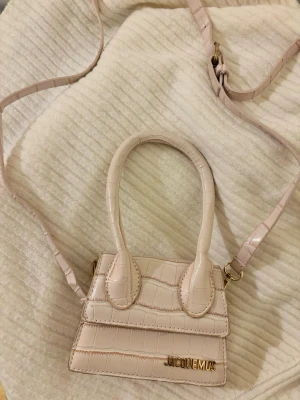 Jacquemus väska - OBS en av bokstäverna på väskan är lite rostig men i övrigt är den i fint skick!