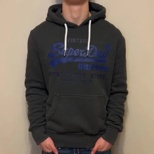 Superdry Hoodie - Tja! Säljer en Superdry Hoodie i storleken (M)-skick 8/10. Vid minsta lilla fundering hör av er!