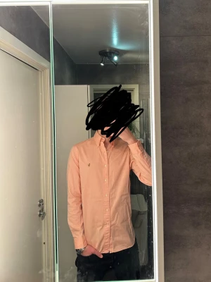 Ralph Lauren skjorta  - En snygg rosa Ralph Lauren skjorta, perfekt för finare tillfällen! Skriv vid frågor och kolla gärna in min profil för fler feta plagg!