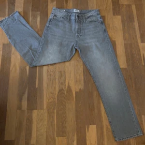 loose fit jeans - Säljer nu dessa loose fit jeans i väldigt bra skick, orginal pris ligger på 699. Vid frågor eller funderingar så hör av er. Vid köp av båda så får ni 10% rabatt🙌