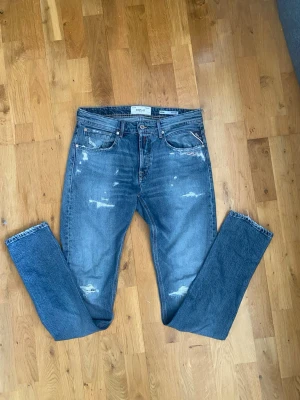 Slitna replay jeans - Säljer feta och unika replay jeans i modell willbi strlk 30/34, skit bra skick. Pris är inte hugget i sten vid snabb affär!