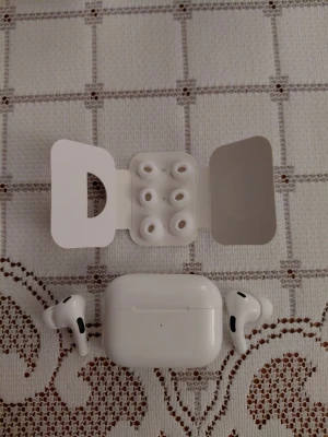 Apple AirPods 3 Pro  - Säljer ett par vita Apple AirPods Pro med laddningsetui och extra silikonpluggar i olika storlekar. Hörlurarna har en stilren och kompakt design i blank plast och levereras i originalförpackning. Perfekta för dig som vill ha grymt ljud och smidig anslutning till din iPhone.
