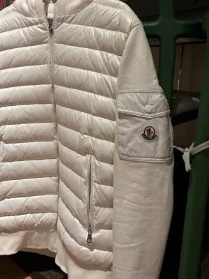 Moncler Cardigan Jacka Vit - Fin Moncler Cardigan Jacka, knappt använd. Storlek L passar M