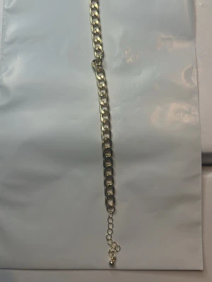 18k guld pläterad armband - Helt ny. Köpte för 299kr. Har du frågor? Fråga gärna!