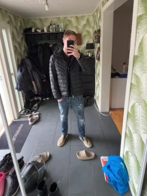 Polo Ralph lauren jacka - Tjena säljer nu min polo Ralph lauren jacka då den blivit för liten! Väldigt snygg och skön perfekt till en kall sommar kväll eller till vår och höst! Tyvärr har den en defekt vid jackans ena ficka (se bild) och saknar själva dragkedjan men de går eneklt att beställa för 19 kr och sätta dit! Skriv om ni undrar något