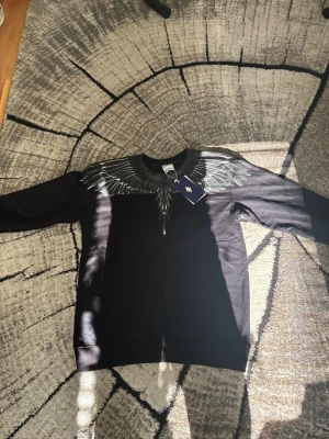 Marcelo burlon sweater med svart mönster  - Tjena! Säljer min svarta marcelo burlon tröja som ej har används. Vid frågor hör av er !