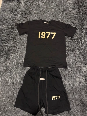 Essentials 1977 set - Size M, brand new, good quality