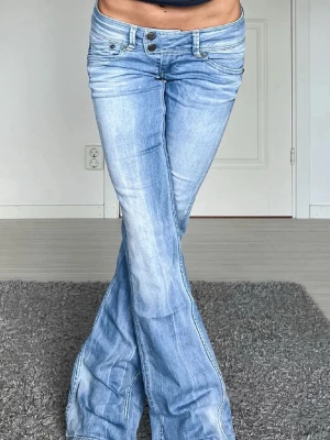 Pepe jeans - Midjemått: 39cm rakt över, innerbenslängd: 79cm 💗