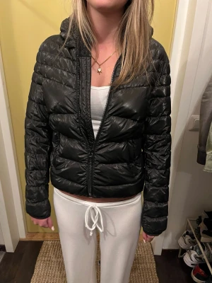 Colmar Tunnjacka 40 - Colmar vår/höst jacka. Storlek 40, passar XS/S. Modellen på bilden är 164cm. Fint skick. Svart glänsig.