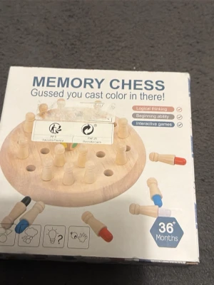 Memory Chess träspel för barn - Säljer ett Memory Chess spel i trä där man ska matcha färger under träpinnar. Spelet tränar logiskt tänkande och minne, och passar barn från 3 år och uppåt. Färgglada detaljer på pinnarna gör det extra roligt och utmanande. Perfekt för familjespelkvällar!