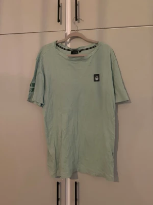 Ljusgrön t-shirt från Sail Racing - Fräsch ljusgrön t-shirt från Sail Racing med rund hals och diskret logga på bröstet. T-shirten är kortärmad och har en avslappnad passform. Fint skick!