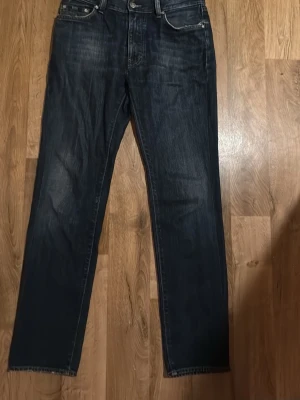 Mörkblå raka jeans - Säljer ett par mörkblå jeans från boss med rak passform och klassisk femficksdesign. Jeansen har diskreta slitningar! Skriva gärna ifall du har övrig frågor! 👍