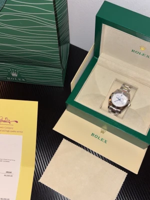 Automatisk rolx - Helt ny och oandvänd rolx klocka. Den rullar som en rikti gör även om den inte är rikti. Alla tillbehör på bilden medföljer även. Klockan väger bra. Riktigt klassisk och stilren klocka rekommenderas starkt