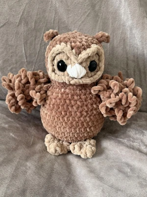 Virkad uggla  - Virkad uggla gjord i mjukt chenille garn, ca 20cm lång🦉