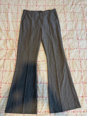 Grå kostymbyxor från Gina Tricot - LÅNGA grå kostymbyxor från Gina Tricot.