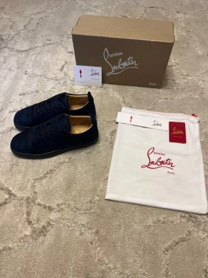 Blåa loubs - Säljer ett par mycket fina och unika loubs I färgen blå | storlek 41 | helt nya utan tags på | allt på bilderna medföljer