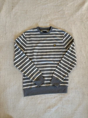 Lyle & scott tröja  - Söker du en bekväm tröja perfekt till våren och sommarkvällarna? Denna tröja är i fint skick och passar till det mesta. Dessutom till ett väldigt fördelaktigt pris där nypriset är upp emot fem gånger så mycket. Tveka inte på att slå till!  (Postar inom 24)