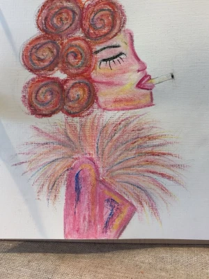 Färgstark porträttmålning på papper - Unik handgjord målning med pastellkritor som föreställer en kvinna i profil med rosa och orange spiralformat hår, markerade läppar och cigarett. Kläderna är rosa med färgglada detaljer och fjäderliknande mönster runt axlarna. Perfekt som personlig inredningsdetalj.