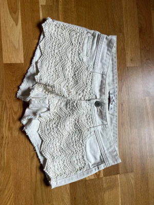 Hollister lågmidjade jeansshorts - Lågmidjade jeansshorts från hollister. Strl 26. Midjemått tvärsöver ca 37 cm enligt bild. Knappt använda. 