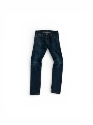 Nudie Dry True Selvedge Lean Dean - Säljer mina Nudie Lean Dean som är en slim fit modell! De är selvedge och använda i cirka 1 år, de har några tvättar på nacken, jeansen är nytvättade och rena! Storleken är 33/34 men de har krympt lite i tvätten och sitter härmed som 32/33. Skriv vid frågor😊