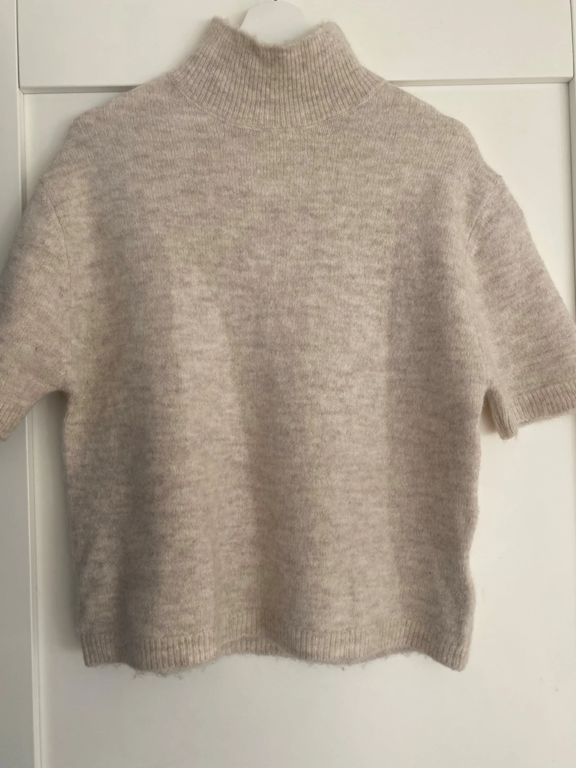 Beige stickad t-shirt med polokrage