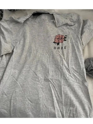 Dope  - Grå t-shirt med tryck 