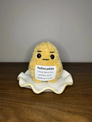 Virkad positive potato - Virkad ”positive potato” med en rumpa, cirka 7cm hög☺️ Perfekt som present eller att ha som dekoration💗