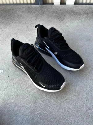 Nike 270  - Använda några gånger, lite nya. Storlek 42. Fraktas dagen de köps 