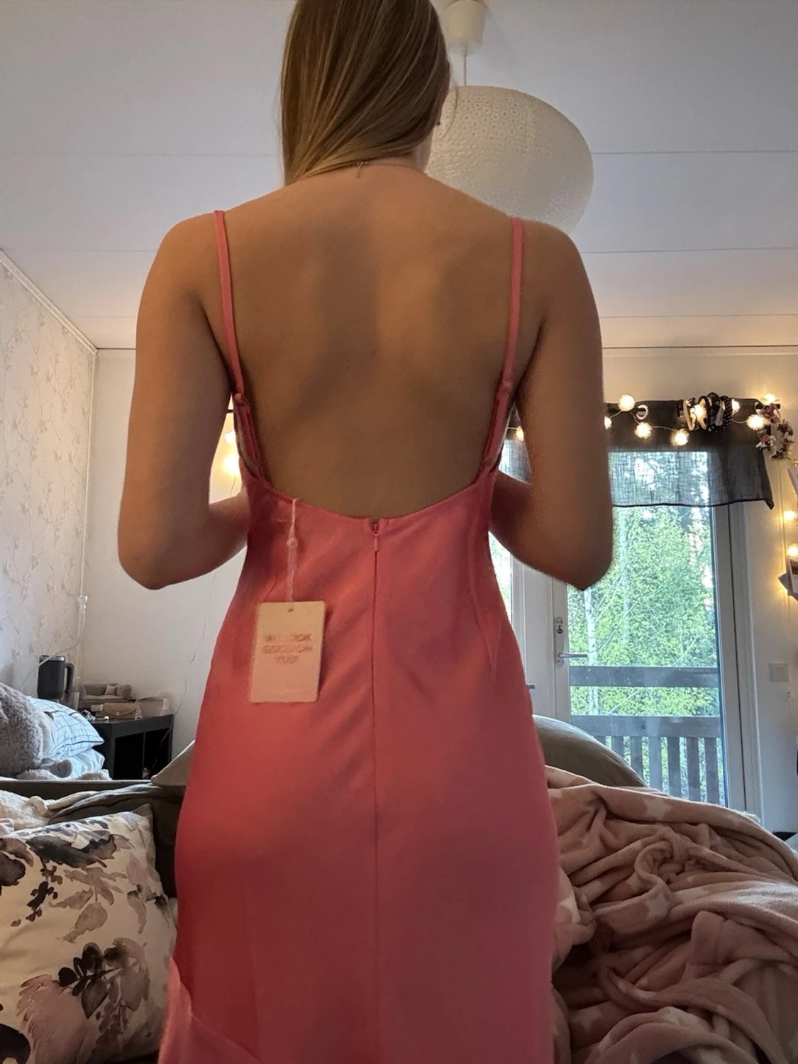 Lång rosa satinklänning med smala axelband - 4