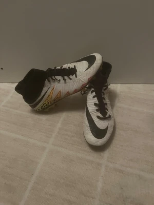 Nike hypervenom fotbollskor - Säljer nu mina Nike hypervenom fotbollskor. Sällsynta och elit för sin era, otroligt fräscha och sköna, väldigt slitstarka.