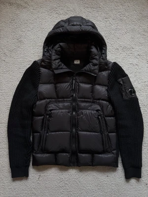 C.P. COMPANY CARDIGAN - Riktigt häftig cardigan som inte passar mig längre. Storlek M. Inget som är fel eller sönder med jackan. För mer bilder eller frågor är det bara att skriva!! 