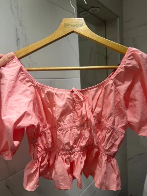 Rosa topp från hm - Så snygg rosa topp från hm! Helt oanvänd men öppen är tyvärr borttagen💞 hör av er vid frågor💘💘