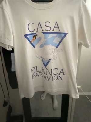 Casablanca t shirt - Vit t-shirt från Casa Blanca med tryck av en svan och blått grafiskt mönster på bröstet. Knappt använd 