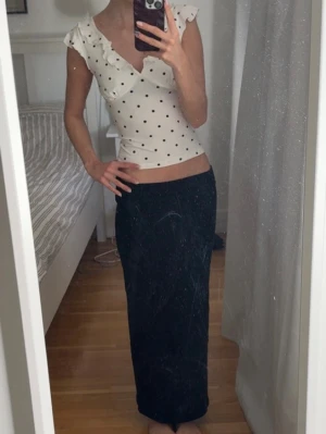 Svart tight långkjol❣️ - Smickrande lång & tight svart kjol. Passar till allt och så skön! 