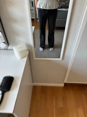 Svarta jeans - Säljer ett par svarta jeans med knappar på fickorna baktill. Materialet är denim och färgen är djup svart, perfekta till en trendig vardagslook. Längden är perfekt för mig som är 160. 