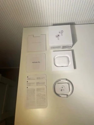 AirPods Pro 2(usb-c) - Säljer ett par vita Apple AirPods Pro med trådlöst laddningsetui. Hörlurarna har aktiv brusreducering, transparensläge och adaptiv ljudkontroll. Kommer med originalförpackning, laddningskabel och manualer. Perfekta för musik, samtal och gaming.