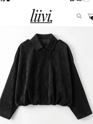 Svart oversized jacka från liivi - Cool svart jacka från liivi med oversized passform och krage. Jackan har en slät yta som liknar mocka och diskreta axelband. Perfekt för dig som gillar en avslappnad och trendig stil. HELT NY OCH OANDVÄND, råkade beställa 2. 