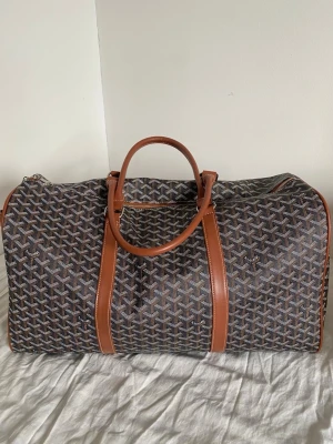 Goy4ard Duffle väska  - Hej, säljer nu en duffelns go4yard väska i brun/svart färg, väldigt fin och bra läderjackor på båda hantlarna och väskan isäg, väldigt stor väska så man kan få plats med mycket