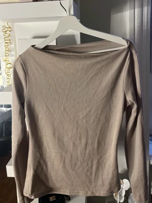 Beige tröja - En jätte fin tröja med fin detalj på sidan. Wow säger jag bara 😍